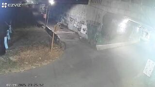 Ngantuk, Seorang Wanita Jatuh Dari Motor  - Adobet88