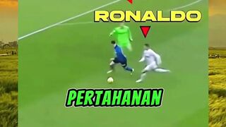Ronaldo nggak pernah berhenti! Kejar bola sampai ke pertahanan, nggak peduli apa pun!  Sementara Messi. hanya mengamati dari jauh.