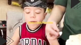 Ekspresi polos anak ini waktu ditusuk pisau mainan sama ayahnya tuh priceless banget!