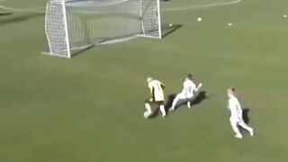 KIPER APA STRIKER? Kiper Senior 1 Ini Lupa Kodrat, Malah Cetak GOL!