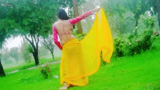 Pakistani Girl Veena Khan Hot Dance