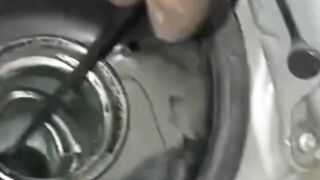 Geger! Pria Ini Temukan Garam dalam Tangki Bensin Mobilnya