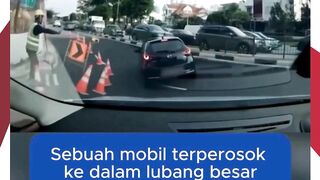 Seorang wanita terluka setelah mobil yang ditumpanginya terperosok ke lubang besar.