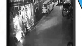 Halaman rumah dipakai buat parkiran tanpa permisi saat acara horeg, pemilik rumah tutup pakai mobil.