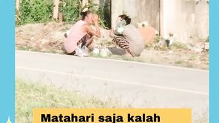 Panas matahari tak menghalangi untuk menyampaikan informasi terkini