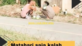 Kalau gosipan udah panas, matahari aja minggir dulu!