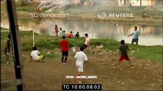 Suasana bermain bola di sore hari