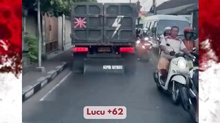 Menurut lo siapa yang salah ? Sesuai tulisan di belakang, supir setres
