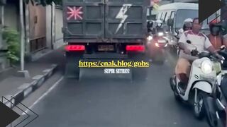 Macet dari arah seberang, pemotor malah ambil jalur lawan