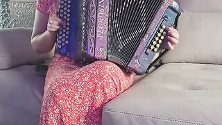 A Fantástica artista Eva Pires com esta excelente música. culturadiversamúsica musicculturagrega