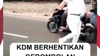 Dedi Mulyadi terlihat turun ke jalan untuk memberhentikan gerombolan pelajar yang menggunakan motor.
