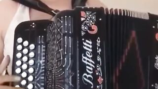 Esta música  vai para todos os imigrantes. culturadiversa musicmusica culturagregafolclorefolk