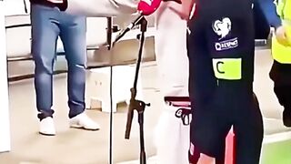 momen pesepakbola saat di datangi oleh fans di lapangan seru football viral vandijk worldcup2022