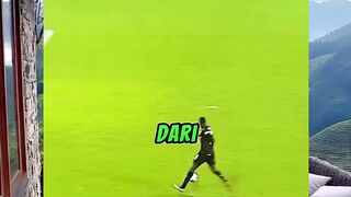 Ketika dia menggiring bola, lawannya hanya bisa terpaku.