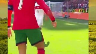 Usia bukan halangan!  Meski semakin tua, Cristiano Ronaldo tetap tampil dengan skill luar biasa!   CristianoRonaldo CR7 SkillNoAge Legenda Football