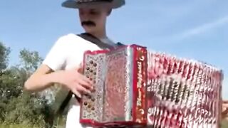 Sandrinho da memória, an artist who plays until hes satisfied. music diverseculture accordion music
