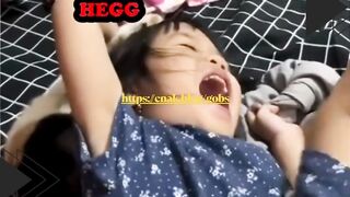 Ketika si kucing udah limit liat anak majikannya main petakilan terus.