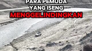 Pemuda iseng menggelindingkan batu dari atas gunung