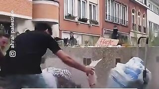 أمام السفارة الإسرائيلية في بلجيكا ناشطون يؤدون مشهدا تمثيليا لكمائن