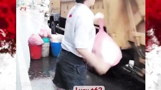 Tak Mau Ketinggalan Truk Sampah Wanita ini Auto Satset