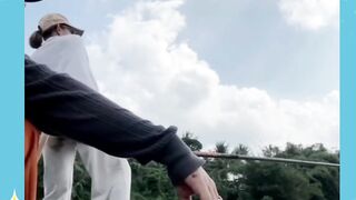 Lagian lempar nya pake tenanga dalam