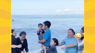 Malah rambut nya yang di tarik