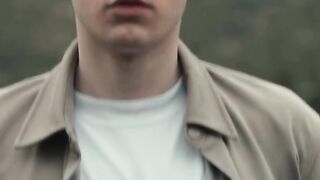 Who recognizes the scene.