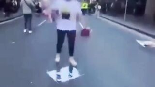 العالم الغربي كله إخوان إرهابيون  يدوسون صور الزعماء العرب الأبطال بالأحذية!