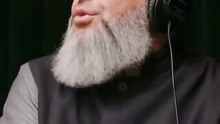 لا ينبغي للمؤمن أن يذل نفسه, قالوا  وكيف يذل نفسه  ! قال  يتعرض من البلاء لما لا يطيق.