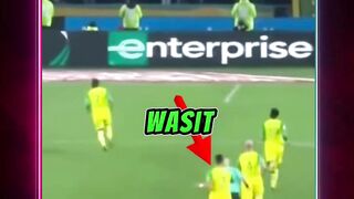 Wasit Ditabrak, Balas Tendang  Kartu Merah?!