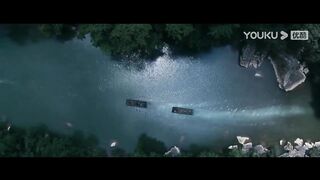 The ancient white snake jumped out of the water and broke the raft, and all the people on the raft fell into the water!
