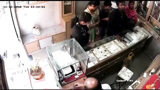 چور بچہ ایک منٹ میں بیس لاکھ کی سونے کی چین لے اڑا ????????????