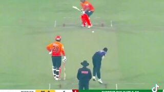 Azam khan hit lovely Sixes