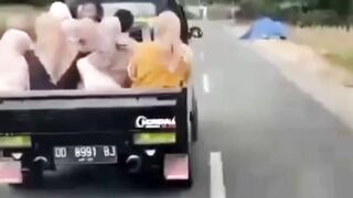 Pikap nyaris terguling di Gowa! - Adobet88