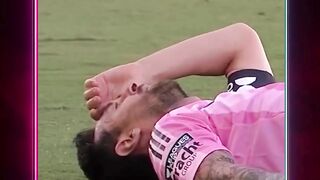 Baru 11 menit bermain, Lionel Messi harus ditarik keluar lapangan karena cedera!
