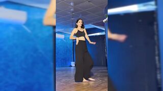 Indian Girl Hanshika Gupta Dance