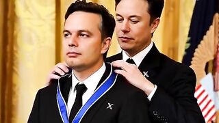 КОПЕЙКАТА ГО НАГРАЖДАВАТ