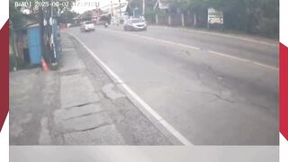 Balita Berlarian di Jalan Raya, Nyaris Membahayakan Pengendara di Depan Polsek Kalitidu