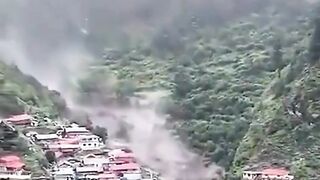 Banjir bandang menghancurkan desa Dharali pada 5 Agustus 2025 di Uttarkashi, India
