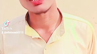 Muj sy jo b milta ha ek bar bichar jata ha