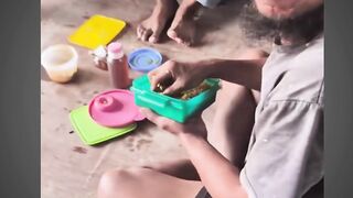 Mamat dan kawan makan bersama kulibangunan