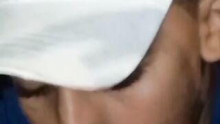 شاهد الوحش كيف يأكل