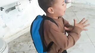 هاد الولد كيضحك