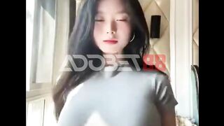 Cewek ini sexy banget jogetnya.