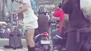 ODGJ bengong liatin Tiktoker joget di lampu merah Waras siapa?  - Adobet88