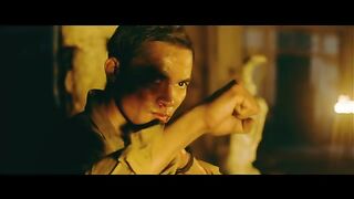 Tony Jaa contre Scott Adkins