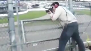 Фотограф на гонках NASCAR.