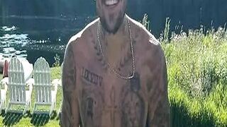 Justin Bieber Worries Fans as He Poses in Seethro