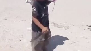 طفل يحمل كيس طحين على ظهره وفي يده سكين حتى يواجه بها قطاع الطرق