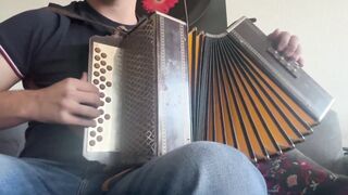 An excellent old concertina playing very well in the hands of Miguel Vieira.